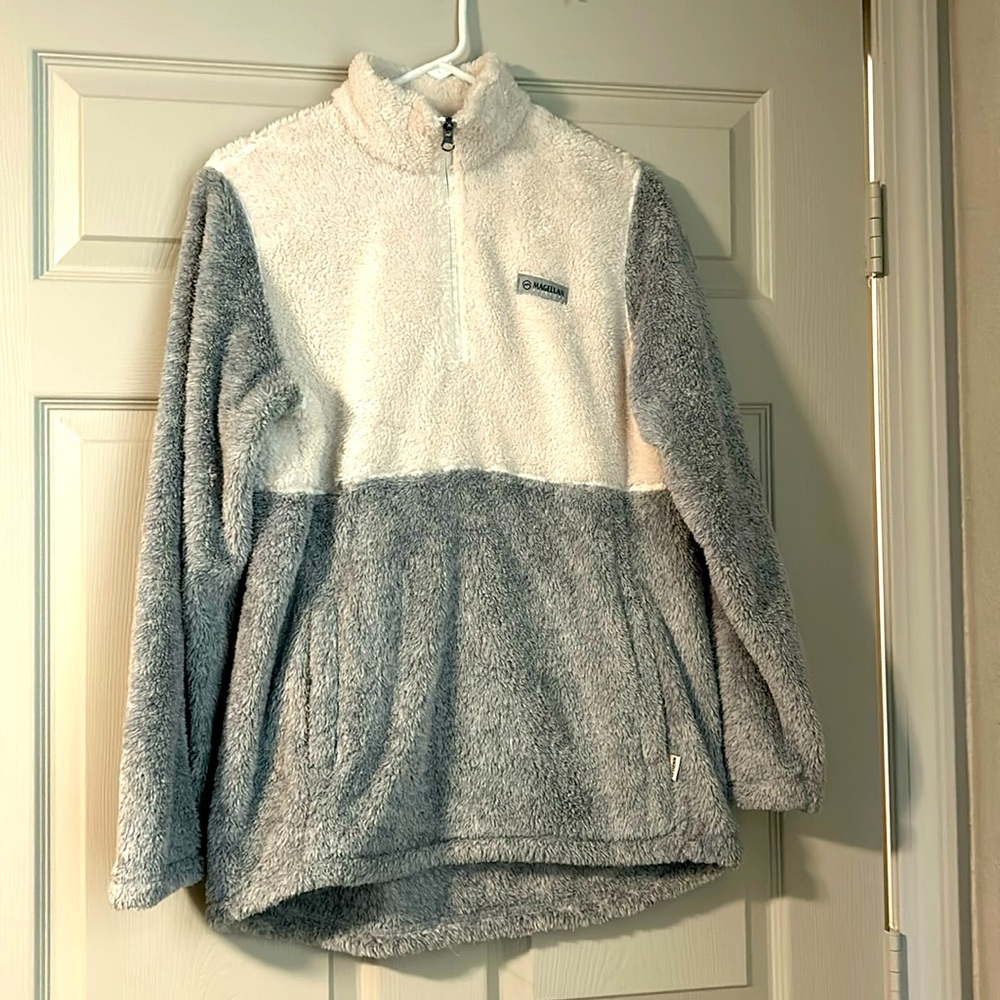 Magellan Sweater Size M Like New